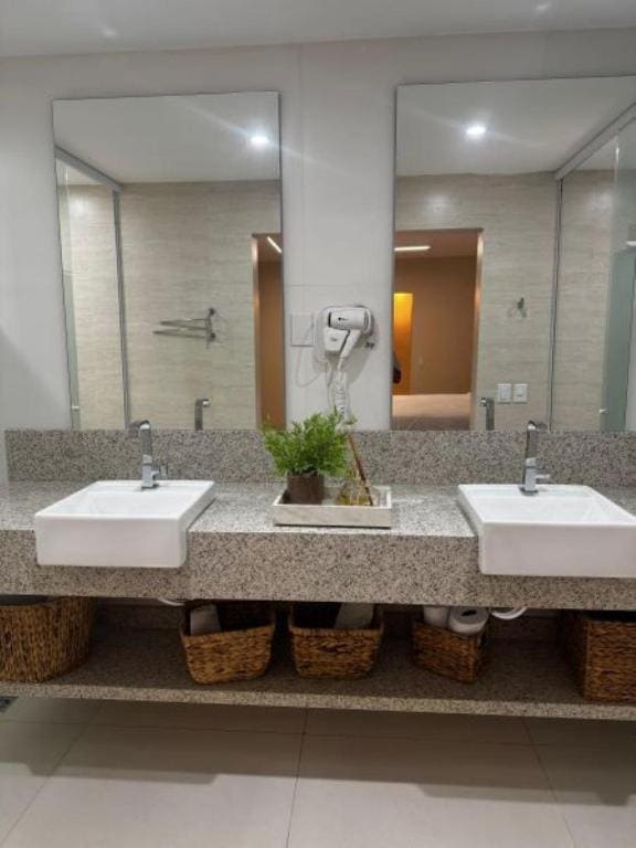 Queen Suite with Spa Bath room - Image 2