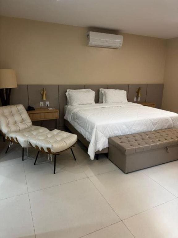 Queen Suite with Spa Bath room - Image 1
