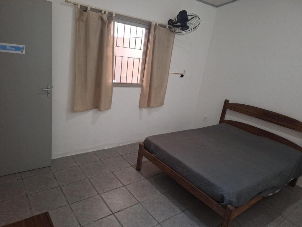 Basic Triple Room with Shared Bathroom room - Image 2
