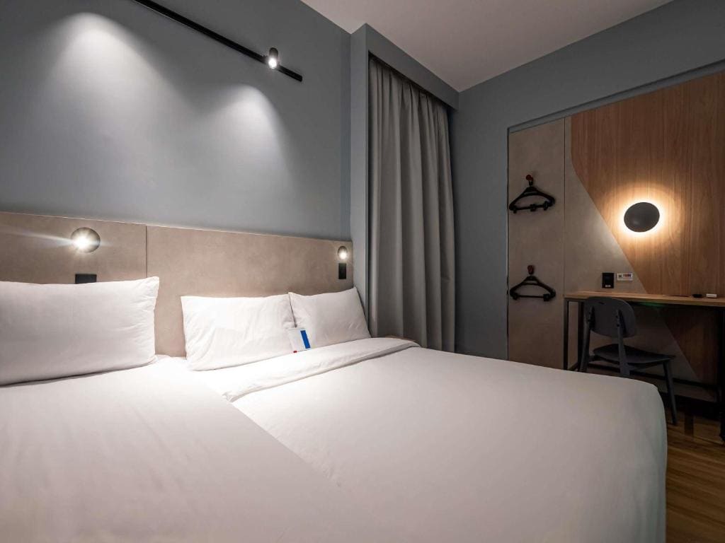 Standard Room with One Double Bed and One Single Bed - Mobility Access room - Image 1