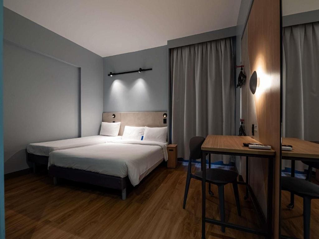 Standard Room with One Double Bed and One Single Bed - Mobility Access room - Image 2