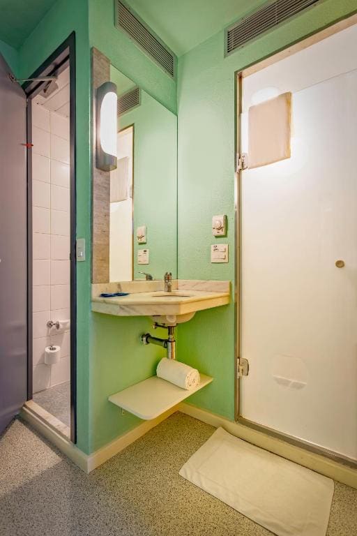 Standard Room with One Bunk Bed and One Auxiliary Bed room - Image 3