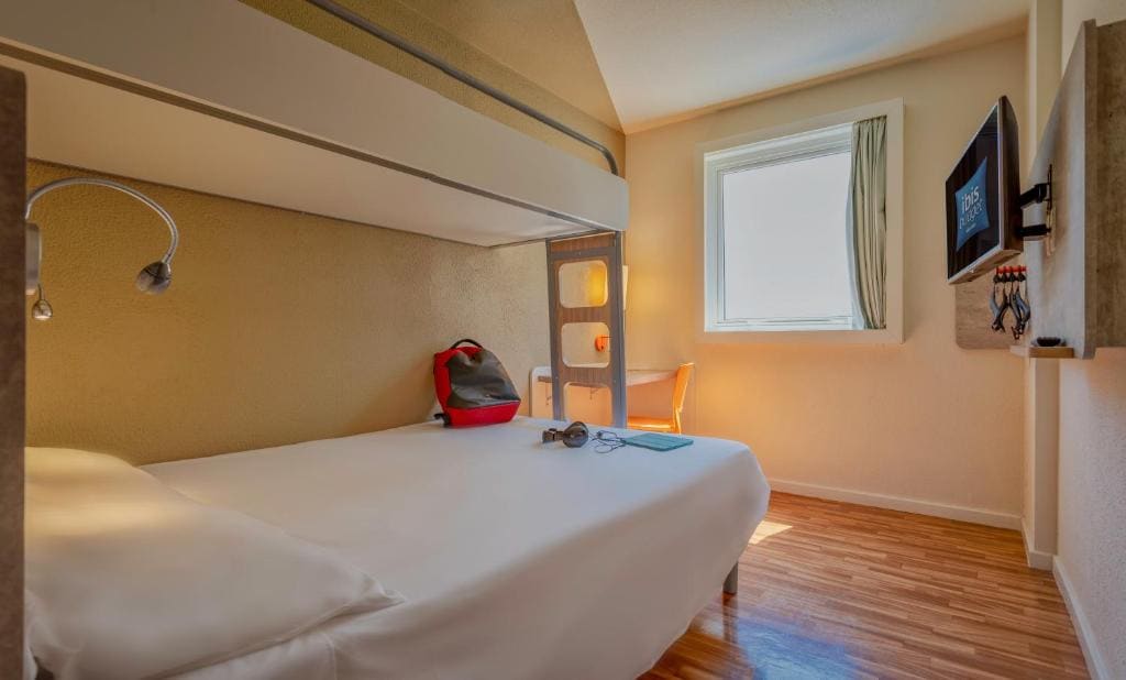 Standard Apartment with Overlapping Bed room - Image 1