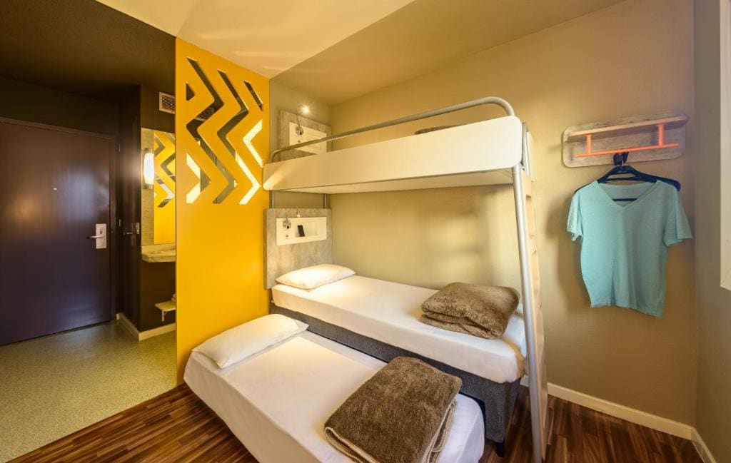 Standard Room with One Bunk Bed and One Auxiliary Bed room - Image 1