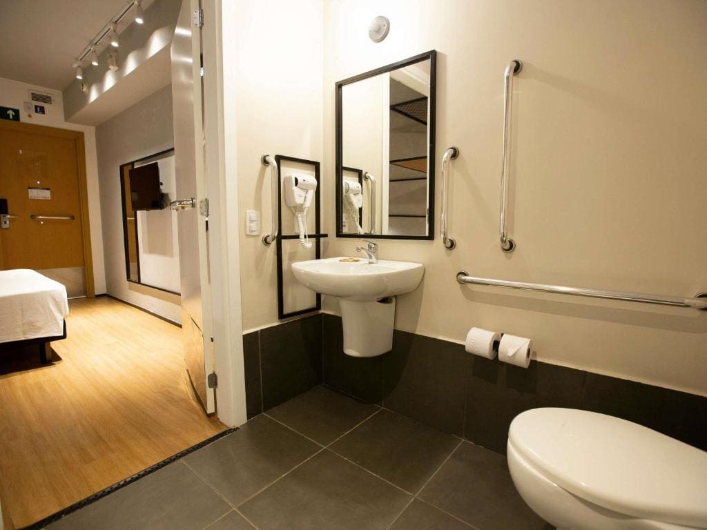 Standard Double Room - Disability Access room - Image 3