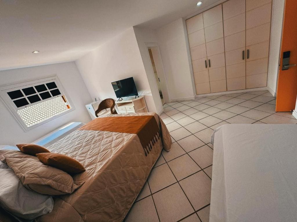 Deluxe Suite with Spa Bath room - Image 2