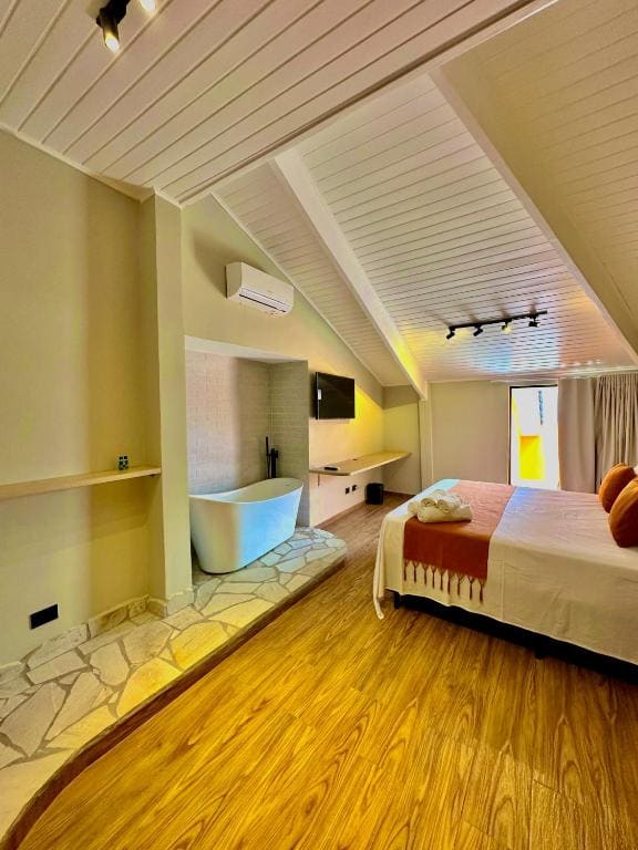 King Suite with Spa Bath room - Image 1