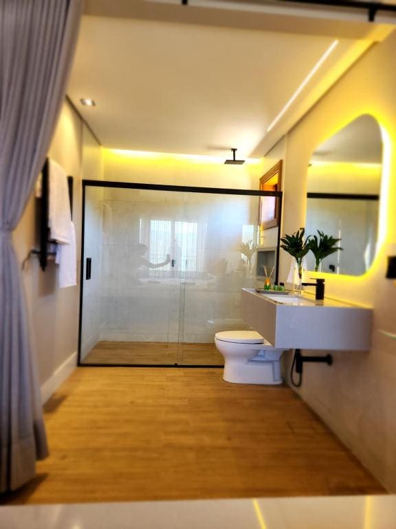 King Suite with Spa Bath room - Image 1