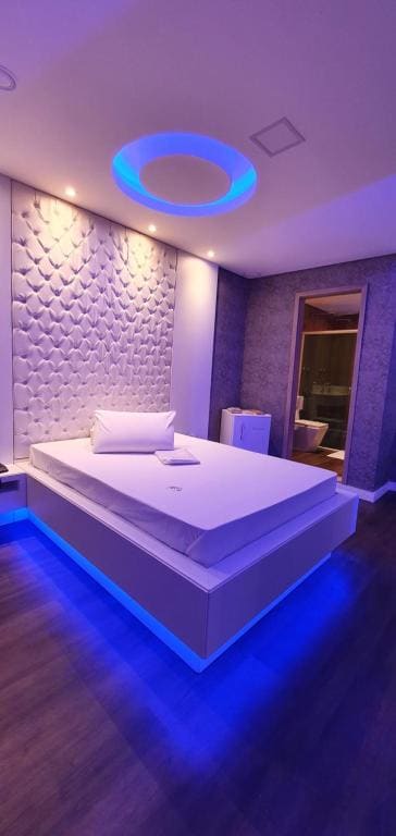 Deluxe Suite with Spa Bath room - Image 1