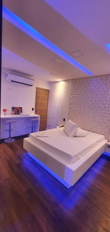 Deluxe Suite with Spa Bath room - Image 3