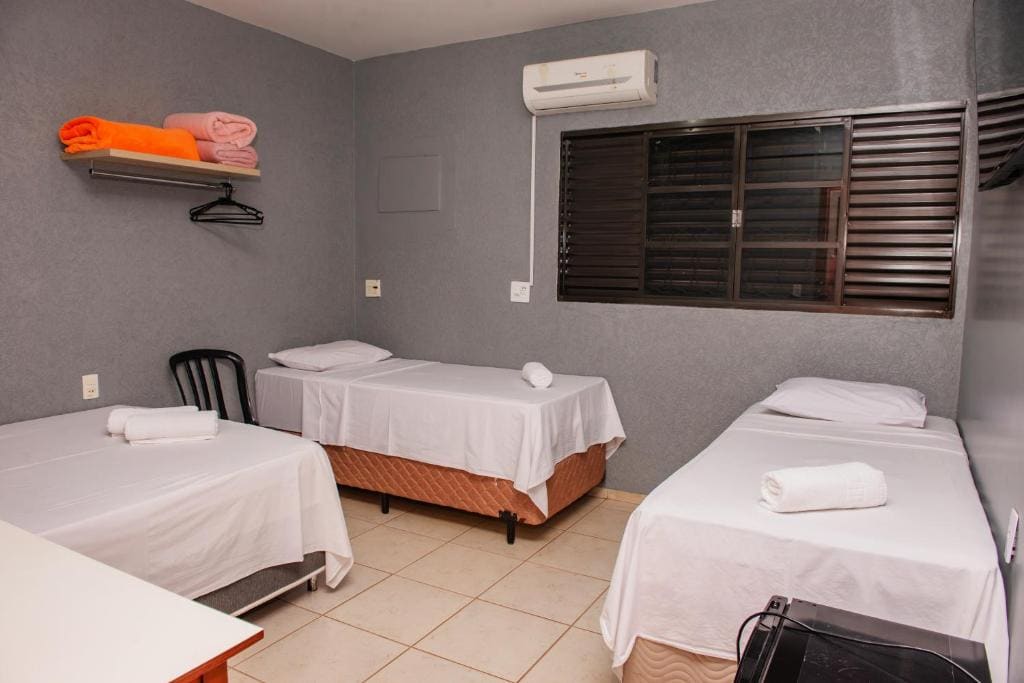 Economy Triple Room room - Image 2