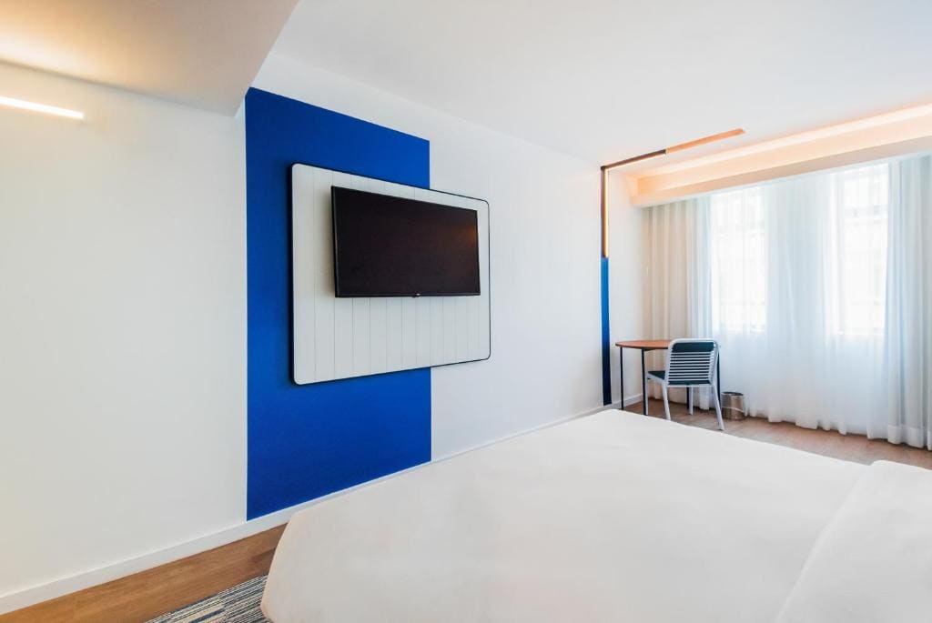 Executive Double Room with Partial Sea View room - Image 2