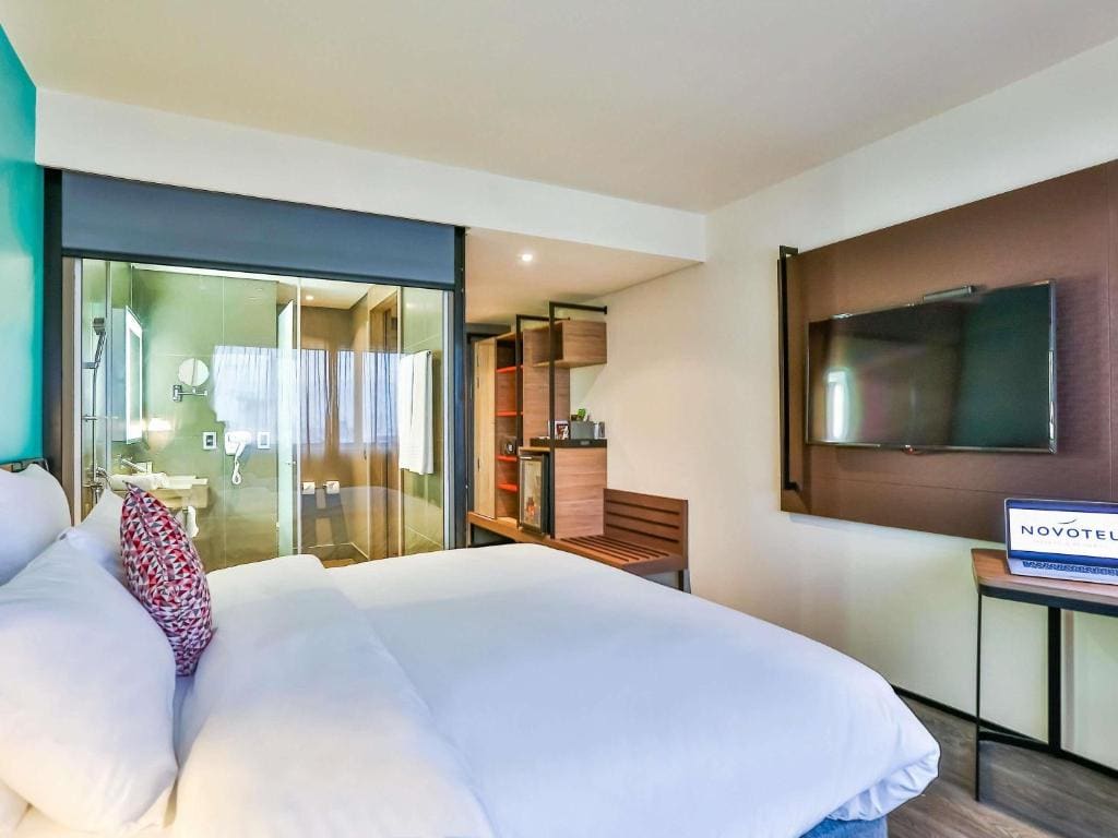 Executive Apartment with Queen Bed room - Image 2
