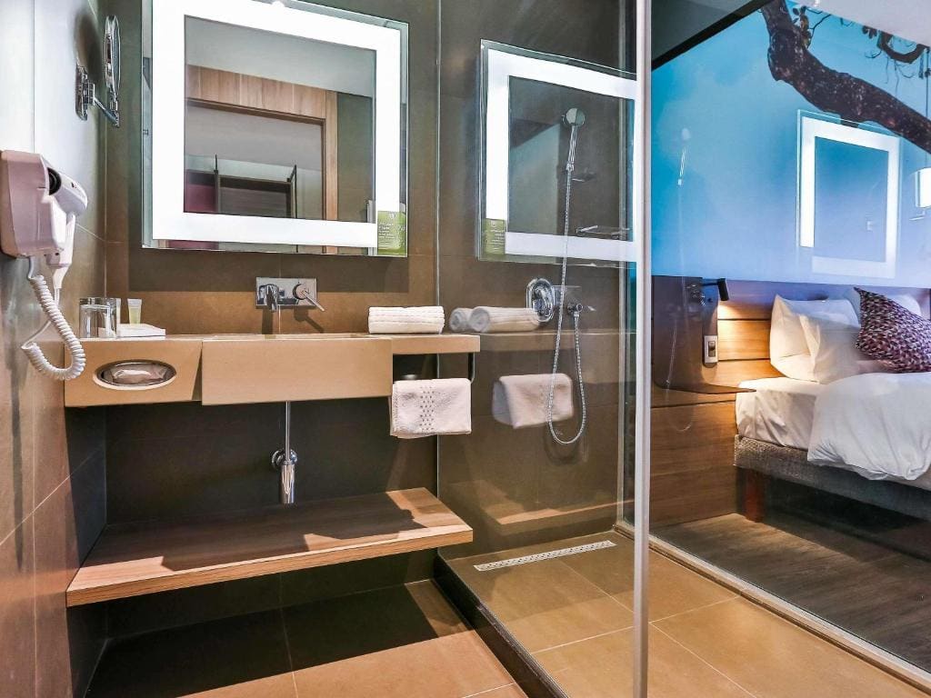 Superior Room with One Double Bed and One Single Bed room - Image 2