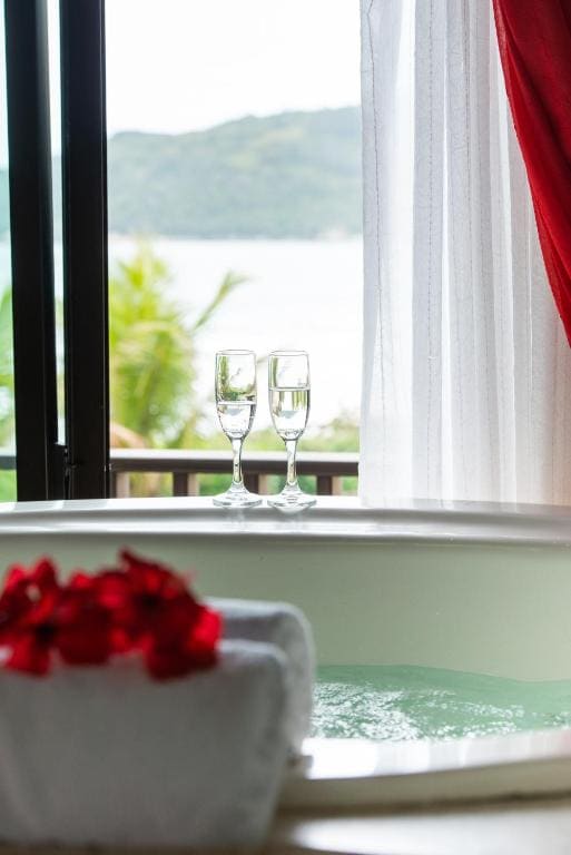 Suite with Hot Tub room - Image 2