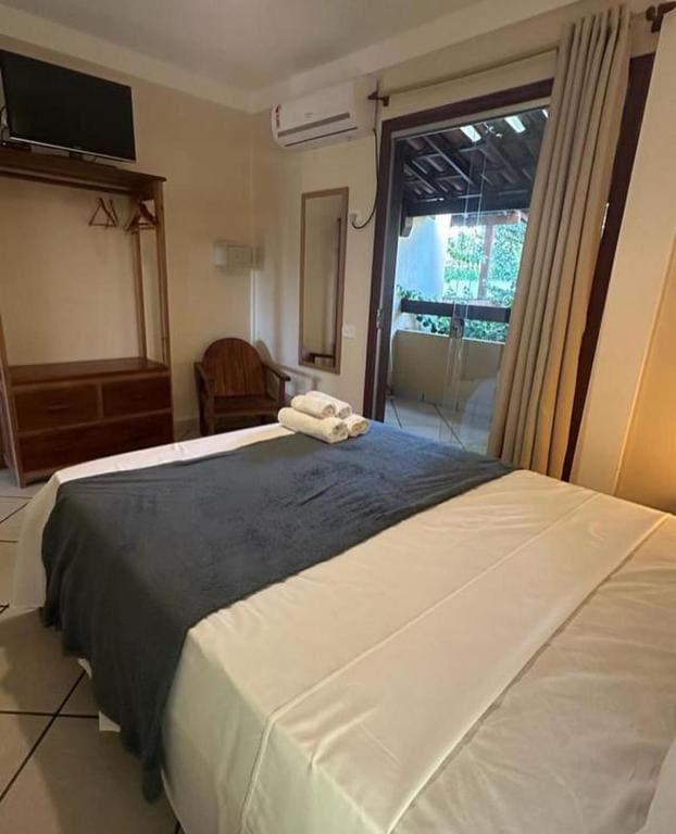 One-Bedroom Apartment with Balcony room - Image 1