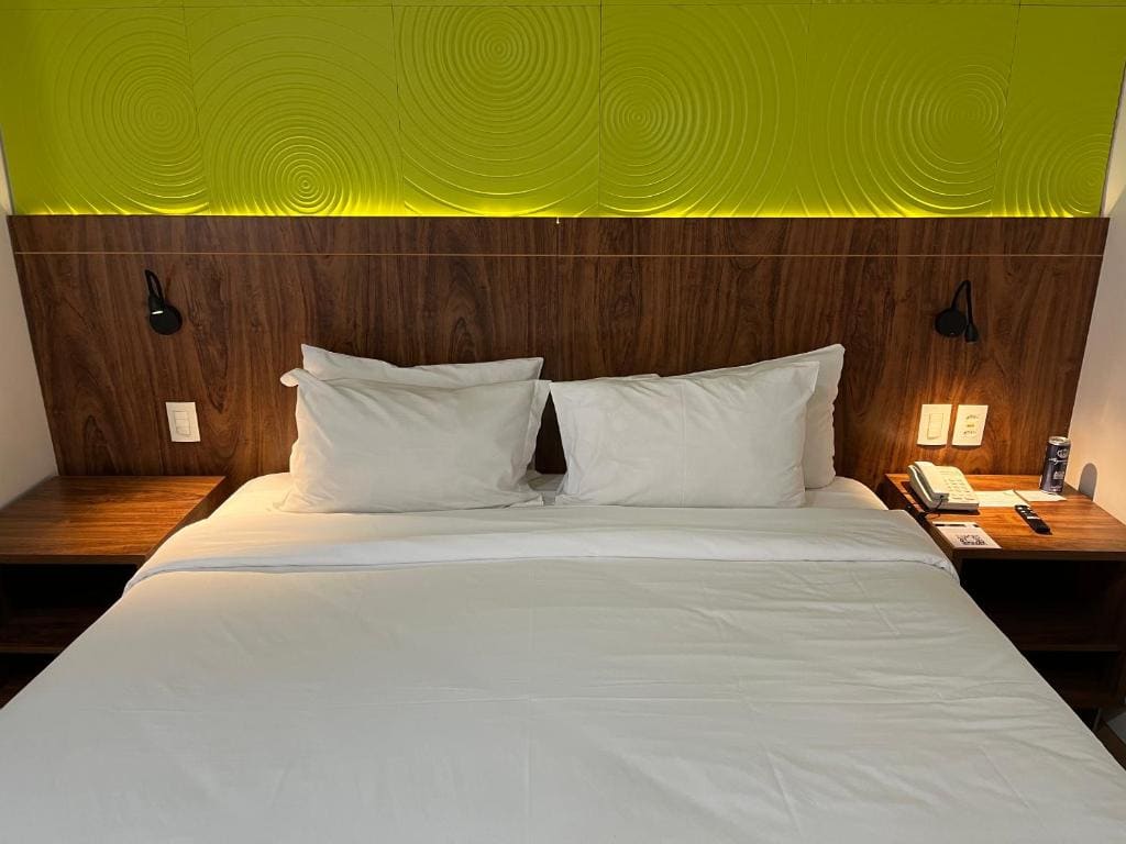 Deluxe Queen Room room - Image 3