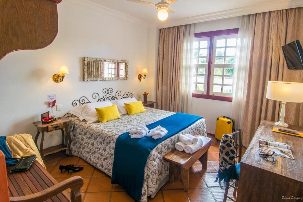 Deluxe Double Room (Air Conditioning, King-size Bed and View) room - Image 3