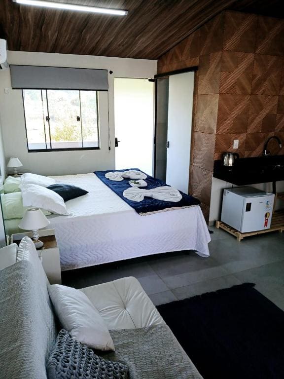 Double Room with Balcony room - Image 3
