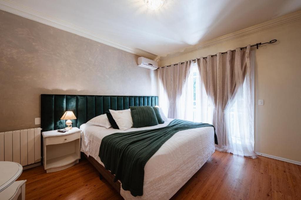 Double Room with Balcony room - Image 2