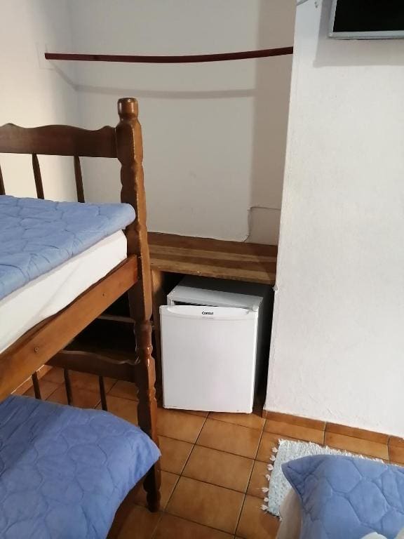 Economy Quadruple Room room - Image 2