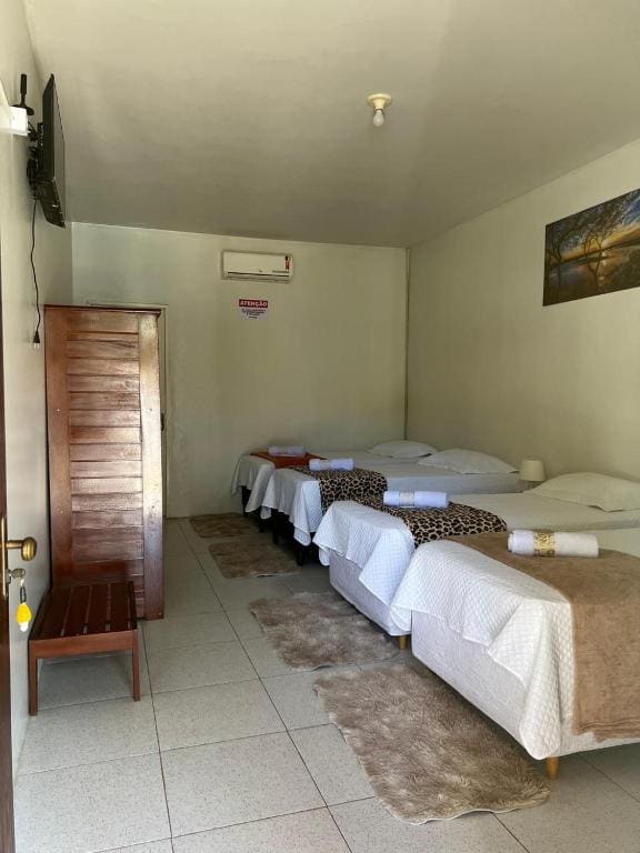 Classic Quadruple Room room - Image 2