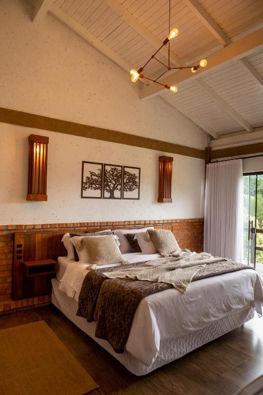 Deluxe Suite with Spa Bath room - Image 3