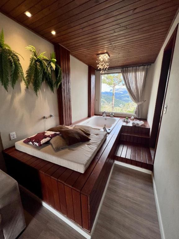 Suite with Hot Tub room - Image 3