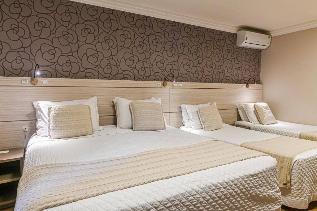 Luxury Quadruple Room room - Image 1