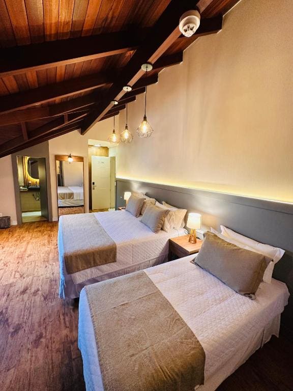 Luxury Quadruple Room room - Image 2