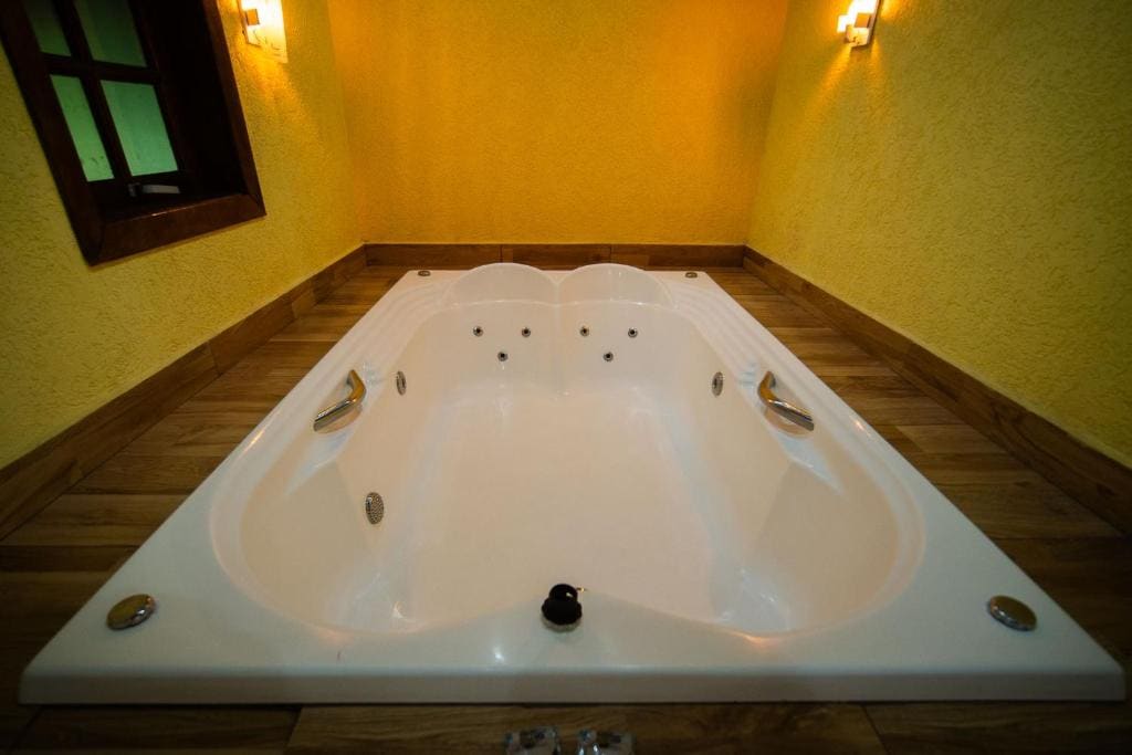 Chalé Superior com Hidromassagem room - Image 2
