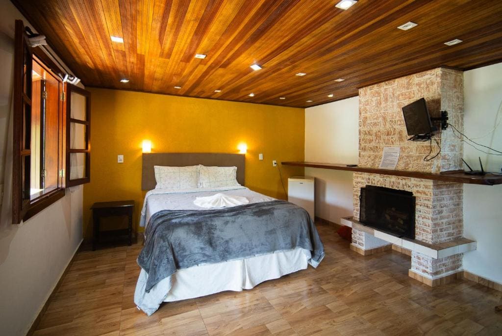Chale Deluxe Varanda com Hidromassagem 3 pax room - Image 2
