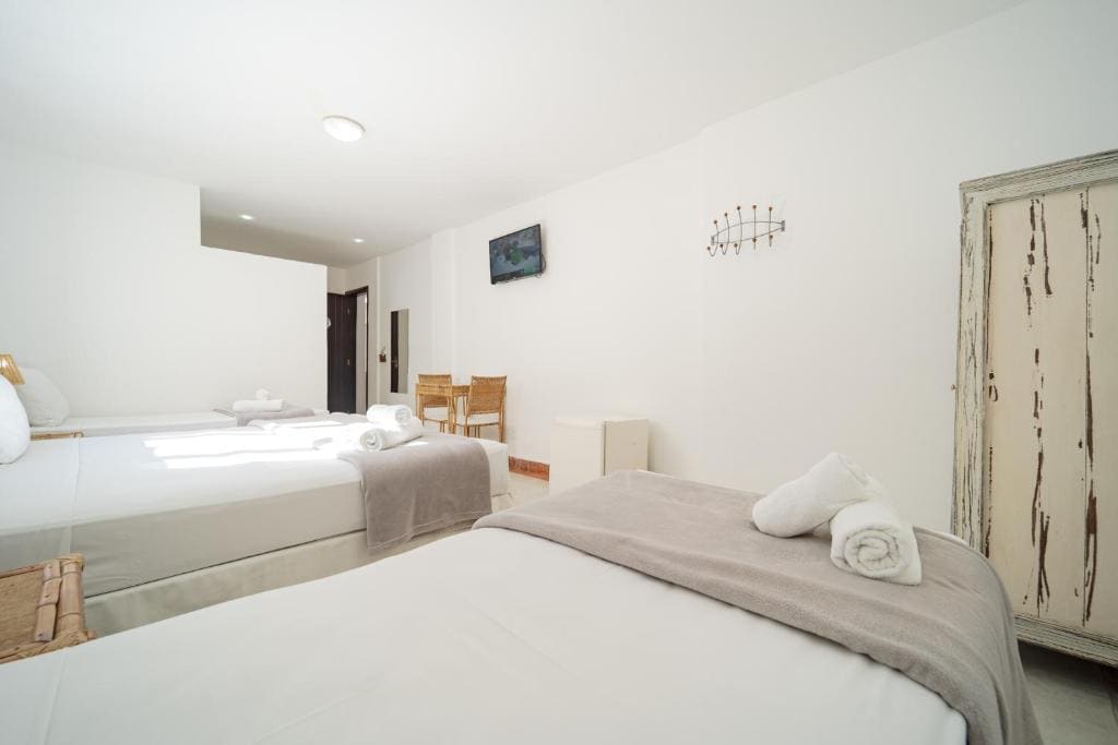 Superior Quadruple Room room - Image 1