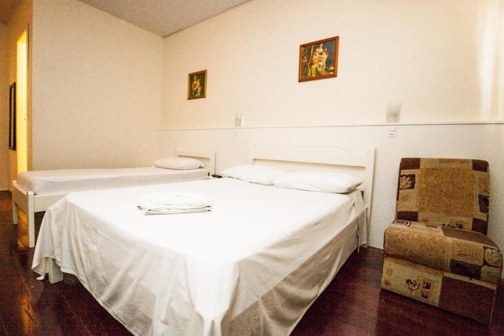 Quarto Família 1 cama de casal e 1 de solteiro room - Image 1