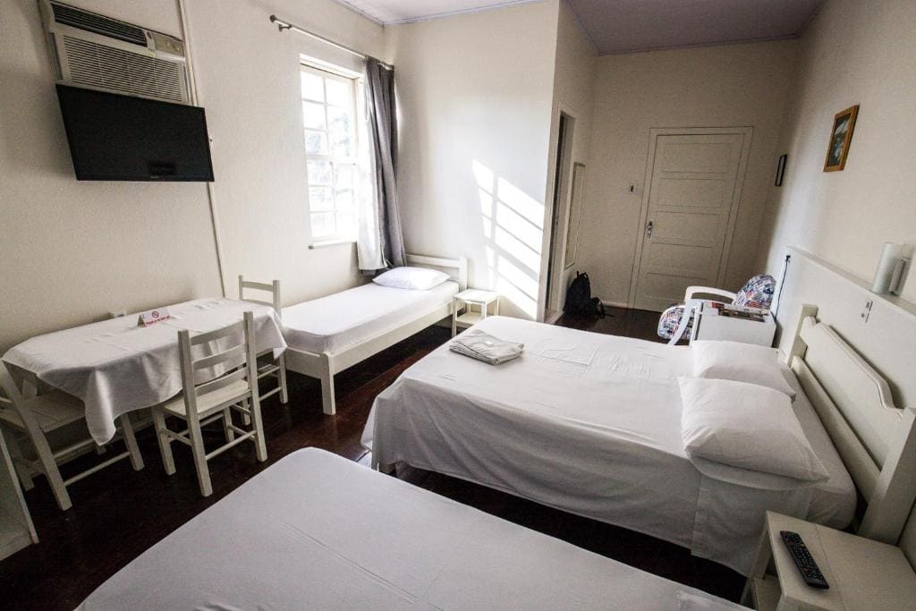 Quarto Família 1 cama de casal e 2 de solteiro room - Image 1