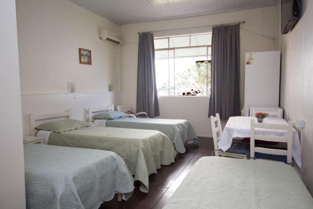 Quarto 4 Camas de Solteiro room - Image 1