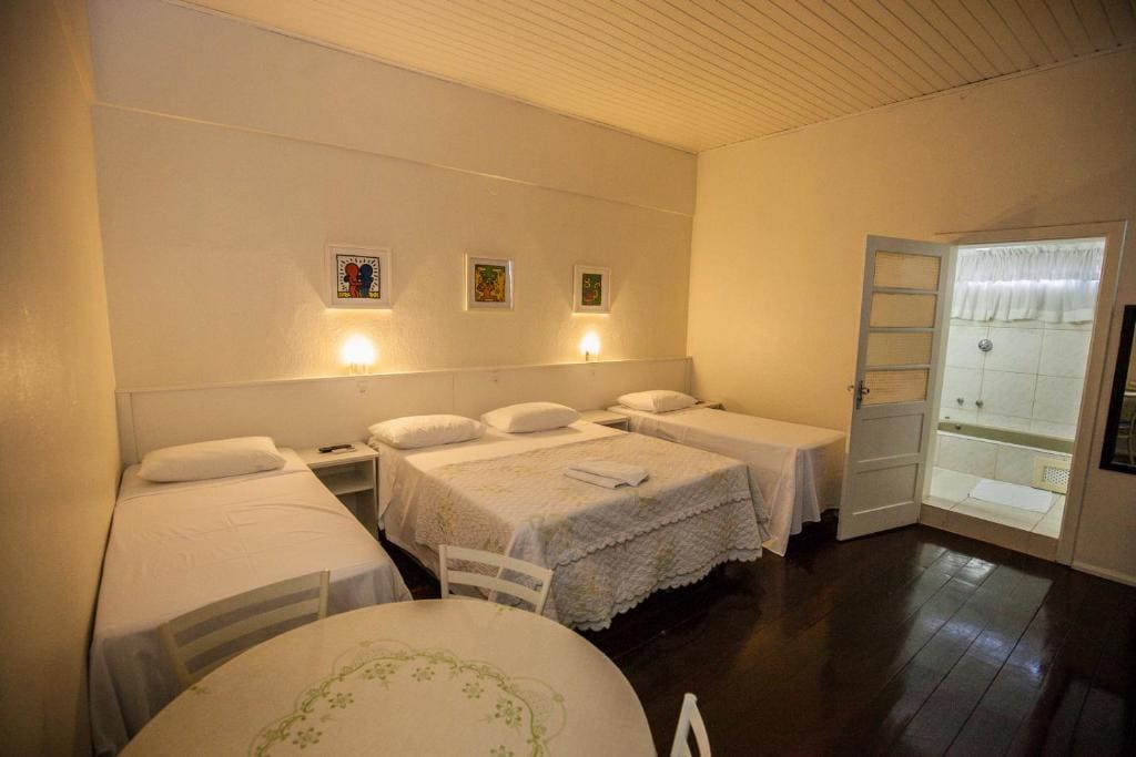 Quarto Família 1 cama de casal e 2 de solteiro room - Image 2