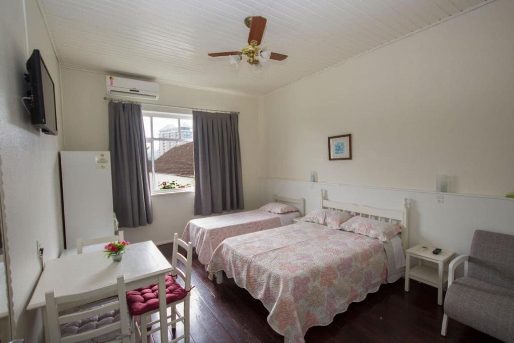 Quarto Família 1 cama de casal e 1 de solteiro room - Image 3