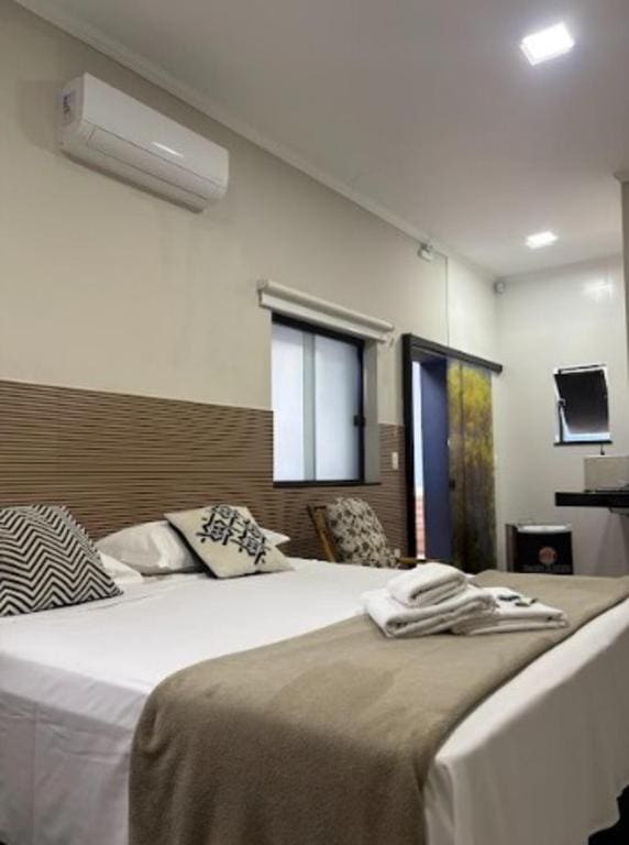 Suite with External Spa Bath room - Image 3