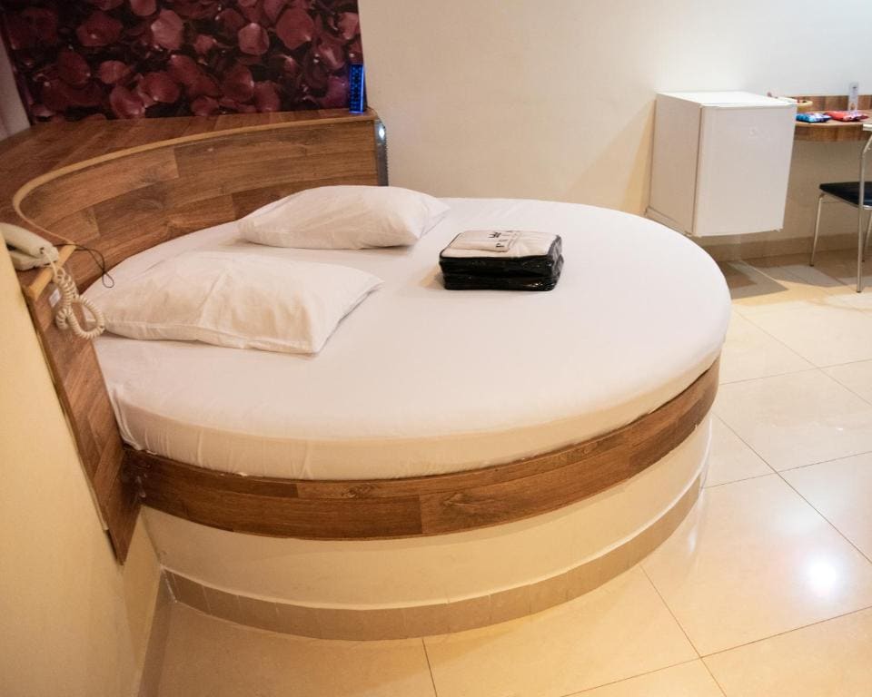 Double Room with Spa Bath room - Image 3