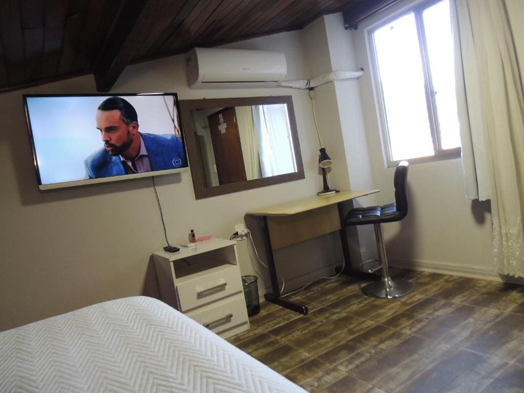 Queen Room with Shared Bathroom room - Image 2