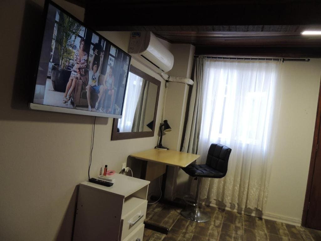 Queen Room with Shared Bathroom room - Image 3