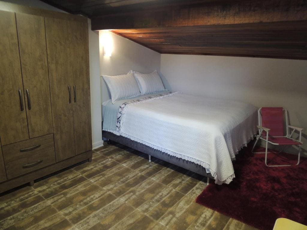 Queen Room with Shared Bathroom room - Image 1