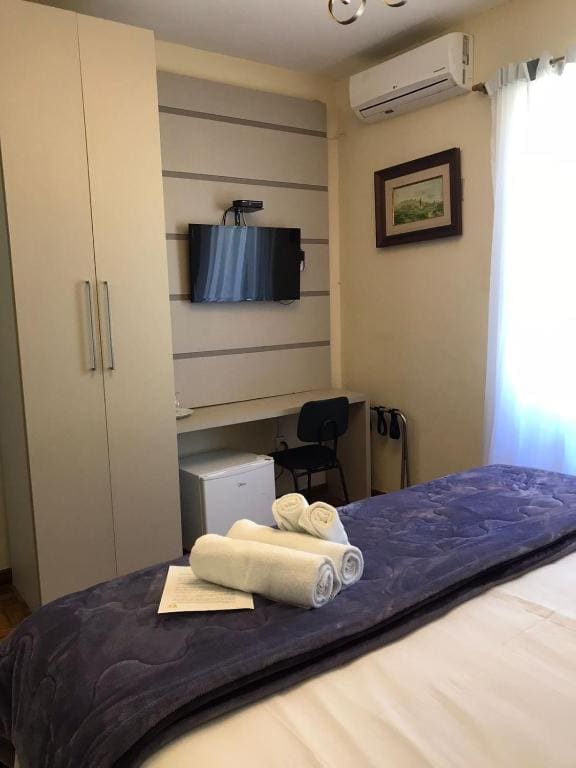 Deluxe Queen Suite room - Image 2