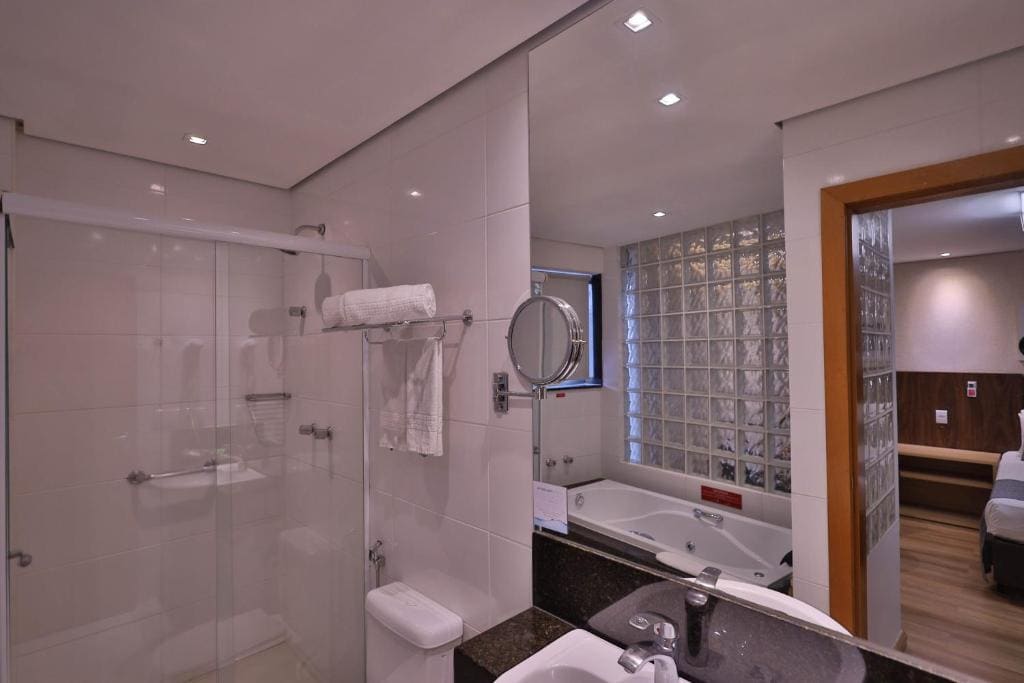 Business Class Queen room - Image 3
