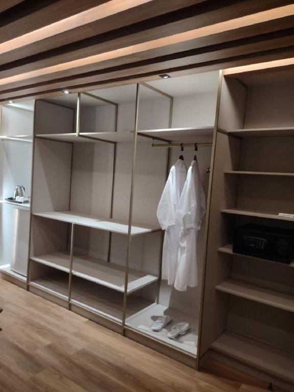 Business Class Queen Suite room - Image 2