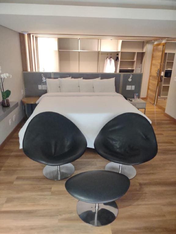 Business Class Queen Suite room - Image 1