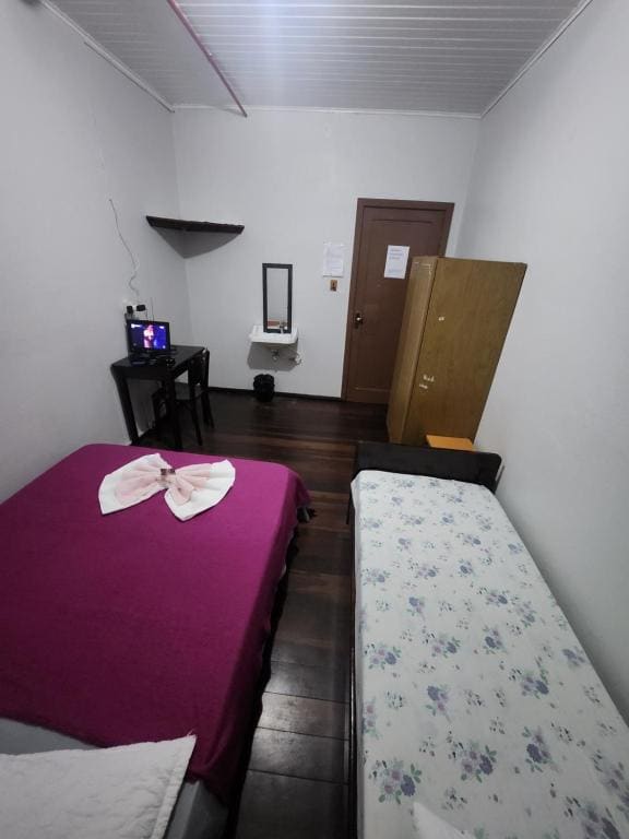 Basic Triple Room with Shared Bathroom room - Image 1