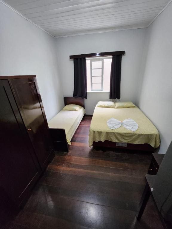 Basic Triple Room with Shared Bathroom room - Image 3