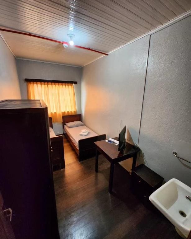 Standard Double Room with Shared Bathroom room - Image 3